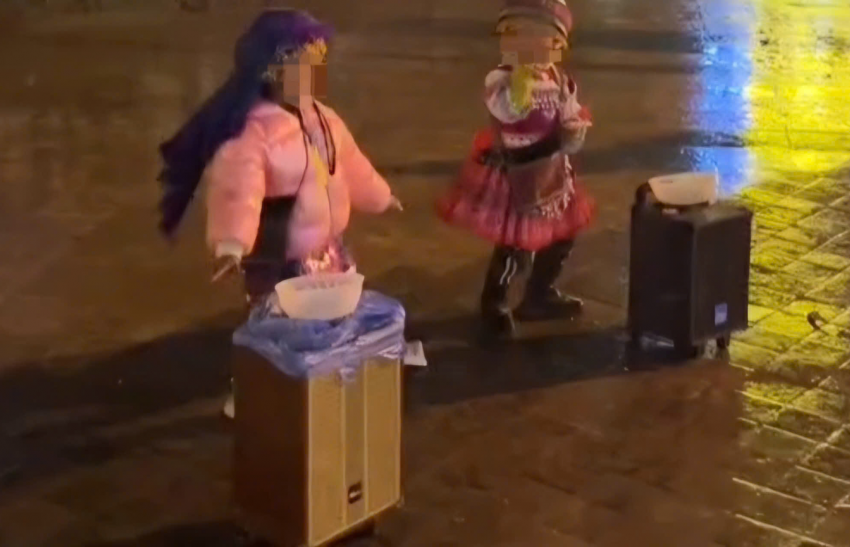 Nạn trẻ em xin tiền du khách biến tướng ở Sa Pa